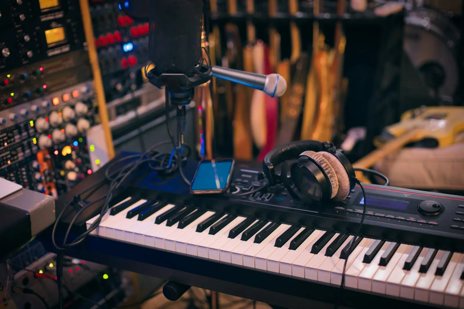 音響機材とマイク、キーボードのある制作現場